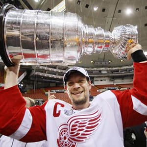 nicklas-lidstrom-stanley-cup-lift