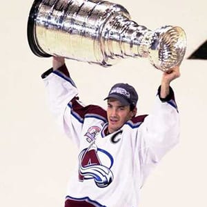 joe-sakic-colorado-avalanche-stanleycup2001