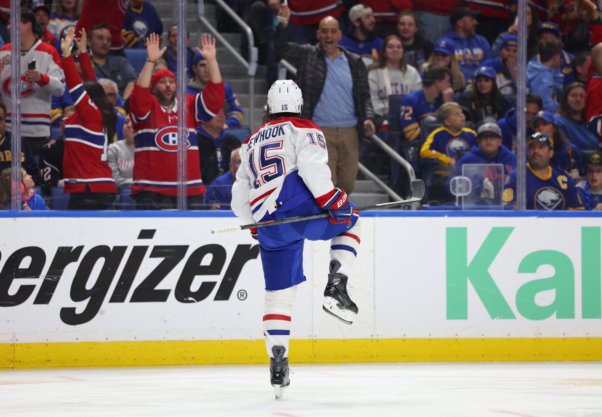 Alex Newhook, Canadiens level series vs. Sabres in Game 2 by Field Level Media